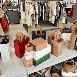 Bolsa de Papel Kraft Ecológica al por Mayor con Asa, Logotipo y Color Personalizados para Compras de Ropa y Promociones - Product Image 3