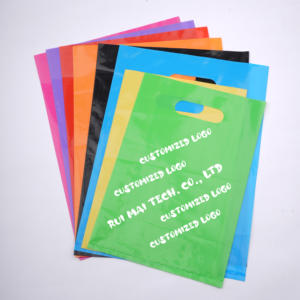 Sacs d'emballage en plastique noir avec poignée découpée, imprimés avec un logo personnalisé, pour les boutiques de vente au détail - Product Image 4