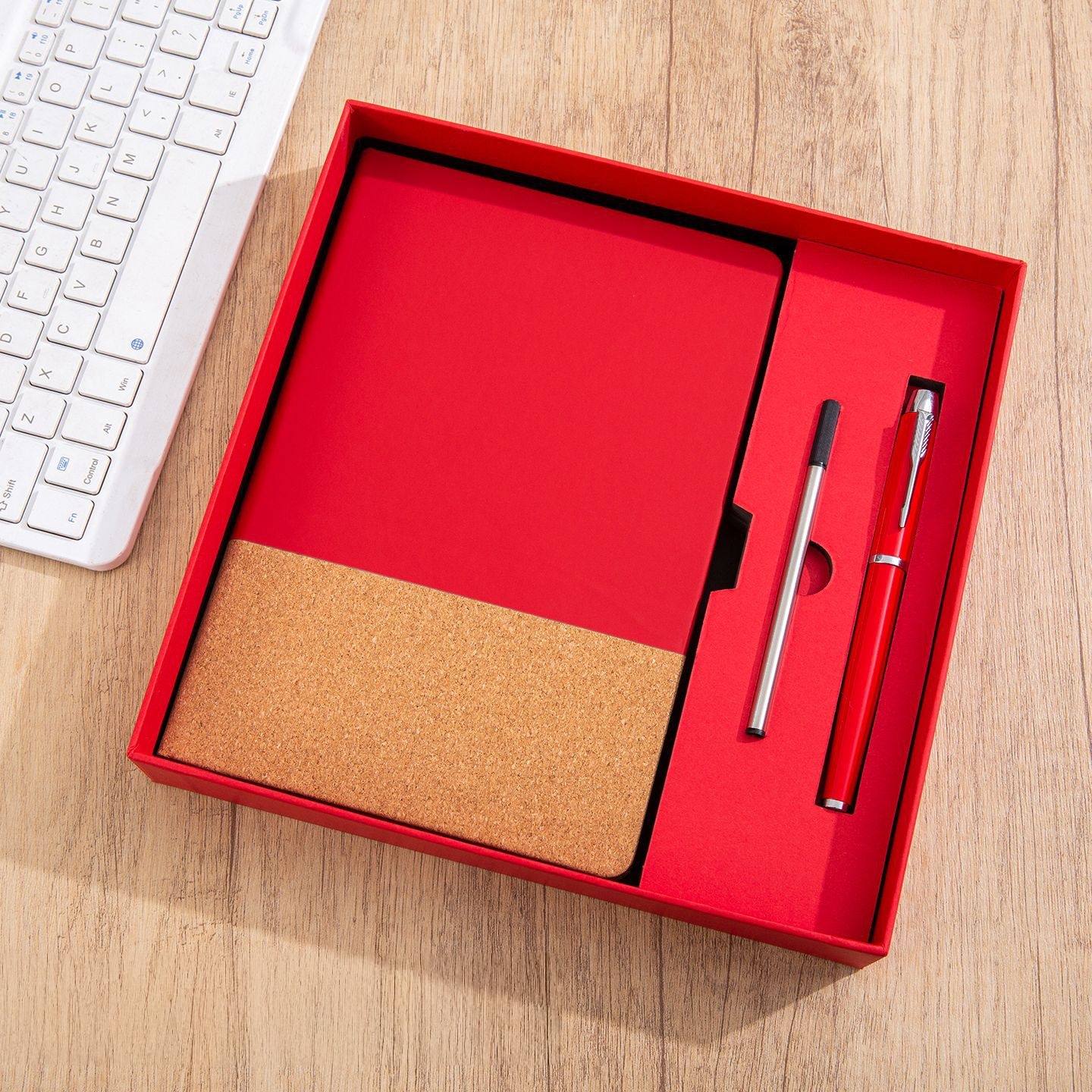 Caja de regalo con bolígrafo de repuesto para cuaderno rojo