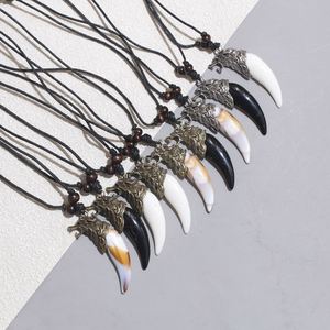 Collier Pendentif Amulette Dent de Loup Classique pour Hommes, avec Pointe en Forme de Dents de Loup, Bijou Porte-Bonheur, Tête de Loup Tressée sur Cordon Rétractable, Or Antique - Product Image 1