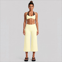 Ensemble de yoga personnalisé pour femme : soutien-gorge dos nu à pois et pantalon capri taille haute à jambes larges – Tenue de sport pour femme