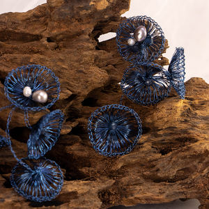 Boucles d'oreilles pendantes en alliage de cuivre avec perles enveloppées de fil bleu faites à la main |   Bijoux bohèmes artisanaux pour - Product Image 2