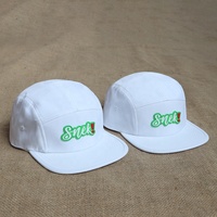 Casquettes de camping décontractées unisexes en polyester à 5 panneaux avec logo personnalisé en caoutchouc et visière plate blanche – Design populaire