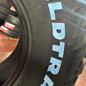 Neumáticos Todoterreno LT265/60R18 Hechos de Caucho Resistente con Rendimiento en Lodo, Arena y Grava - Product Image 6