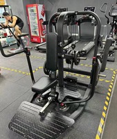 Machine de musculation professionnelle de qualité commerciale pour la musculation des deltoides assis, idéale pour les salles de sport et les bodybuilders.