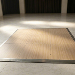 Plancher de danse en contreplaqué brillant à grain de bois avec rampe en aluminium - Product Image 1