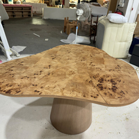 Table à manger en bois massif de forme irrégulière, style design moderne et personnalisé