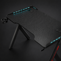 Bureau de jeu AOR RGB LED en fibre de carbone, structure en métal en forme de Z, table de jeu PC avec porte-gobelet et crochet pour casque, vente en gros d'usine