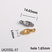 Divers pendentifs en acier inoxydable plaqué or 18 carats à motifs multiples pour la fabrication de bijoux, de colliers et de bracelets.