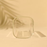 Vente en gros d'usine : Tasse en verre borosilicate transparent de haute qualité, design carré, motif dessin animé, soufflée à la main, réutilisable, 360 ml