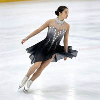 Robe de patinage artistique à col haut et manches longues, dégradé noir et blanc avec strass, en tissu mesh pour compétition et spectacle sur glace (adultes et enfants)