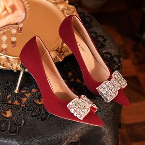 8777H-059 Zapatos de Tacón de Aguja con Punta Puntiaguda en Terciopelo Rojo con Decoración de Lazo, Elegantes Zapatos de Tacón Alto para Novia y Damas de Honor - Product Image 2