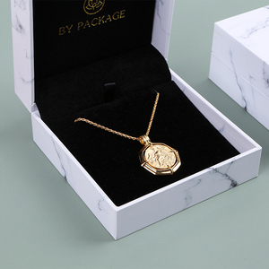 Boîte d'emballage pour bijoux, collier et boucles d'oreilles, en marbre imprimé de fleurs blanches, personnalisée par Boyang - Product Image 5