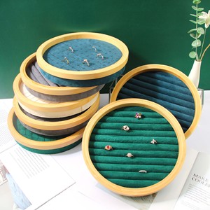Bandeja Expositora de Anillos de Bambú Natural con Múltiples Ranuras y Rollos de Terciopelo para Mostrador de Joyería - Product Image 4