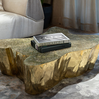 Table basse de luxe haut de gamme avec structure en métal moulé et plateau en marbre naturel du Guatemala, motif Arbre de Vie