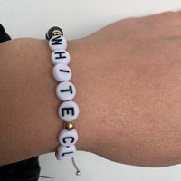 Bracelets de perles de mode transfrontalière noir blanc arc-en-ciel argile douce tissée avec logo de lettre anglaise noeud plat Style noeud péruvien