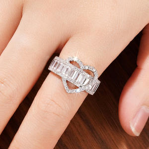 Anello con Diamante Taglio Cuore in Oro Bianco, Colore D Naturale, Anello di Fidanzamento per Donna - Product Image 3