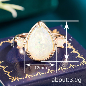 Anello da donna con pietra a goccia iridescente, gioiello da dito minimalista ed elegante - Product Image 6