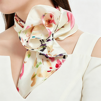 Foulard carré en soie de mûrier, élégant imprimé floral, bandana en satin de soie, écharpe polyvalente pour femme, idéal pour les tenues quotidiennes ou comme cadeau