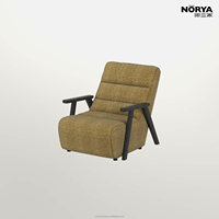 Fauteuil lounge NORYA à dossier haut rembourré en tissu marron avec accoudoirs en bois massif pour salon, meubles en bois et salle de lecture