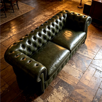 Canapé trois places de style américain vintage Chesterfield en cuir véritable, rétro, nostalgique, avec détails à languettes, finition huilée