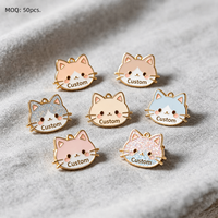 Venta al por mayor del fabricante: Pines de esmalte personalizados de gatos lindos, pines de solapa de gatos de dibujos animados, insignias metálicas duras y blandas con purpurina