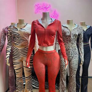 Set 2 Potong Sporty Seksi untuk Wanita, Atasan Crop Top Berkerudung dengan Ritsleting dan Cetakan Huruf serta Celana Flare Bergaris, Manis, Seksi, dan Stretchable - Product Image 1