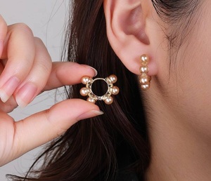 Nouvelles Boucles d'Oreilles Géométriques Élégantes en Zircon Cubique Gris Plaqué Or 18K – Bijou Tendance et Résistant pour Elle - Product Image 3