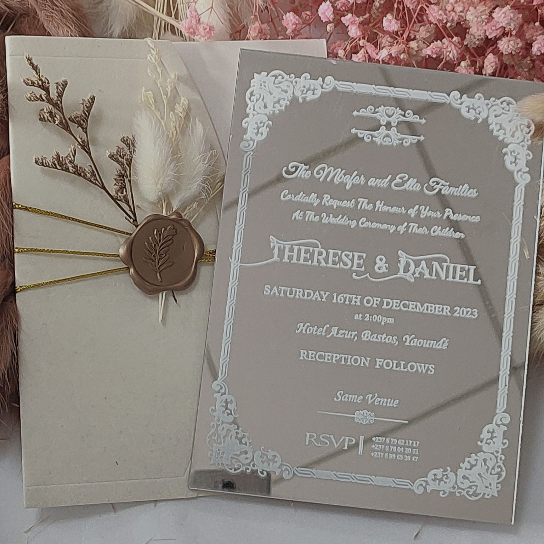 สีเบจพร้อมกระจกสีเงิน