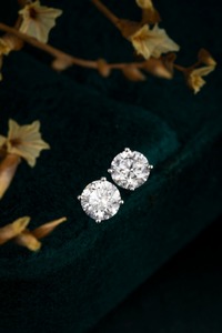 Boucles d'oreilles classiques en platine PT950 avec moissanite ronde brillante de 0,3 ct |   Moissanite de clarté VVS, taille brillant rond, pour mariage - Product Image 2