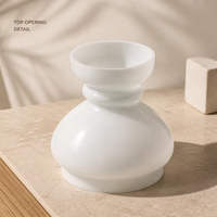 Couverture diffuseur en verre opale blanc pour luminaires suspendus simples, avec profil sculptural et artisanat en verre soufflé sodocalcique