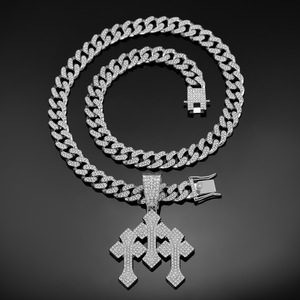 Liontin Salib Tiga Trendy Berlapis Emas dengan Rantai Cuban Link Bertabur Rhinestone, Perhiasan Religius Hip Hop Unisex dari Bahan Alloy - Product Image 4
