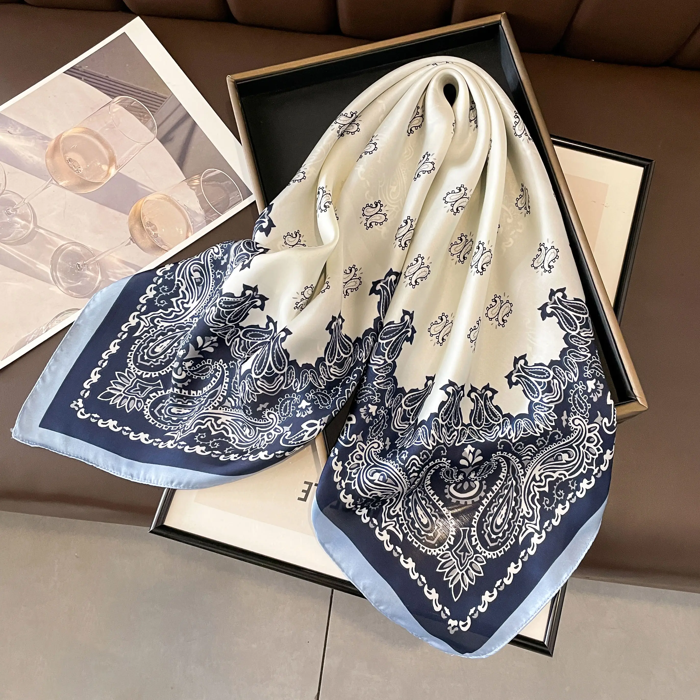 Bufanda de seda satinada para mujer, pañuelo pequeño cuadrado de lujo con estampado de cuadrícula, suave, nuevo estilo
