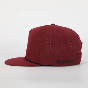 Gorra Deportiva de Alto Rendimiento con Diseño de 6 Paneles, Logotipo Personalizado, Visera Plana de Poliéster, Venta al por Mayor, Orificios Cortados con Láser, Estilo Vintage con Cuerda - Product Image 3