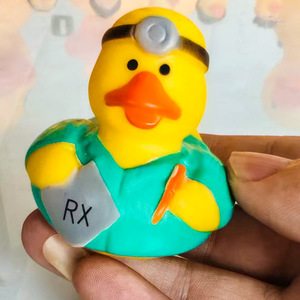 Pato de vinilo ecológico no tóxico con logotipo personalizado, juguete <span class=keywords><strong>para</strong></span> apretar, juego de chirrido, sonido de agua, pato de Doctor creativo <span class=keywords><strong>para</strong></span> <span class=keywords><strong>regalo</strong></span> promocional - Product Image 4
