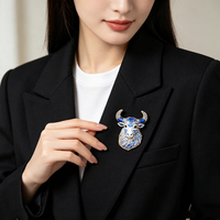 Broche en émail tête de yak personnalisée en gros, épingle à tête d'animal en strass, accessoire de mode pour vêtements, en stock