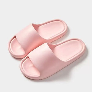 รองเท้าแตะ PVC สีแดงล้วน แบบสวมเปิดนิ้วเท้า กันลื่น พื้นเรียบ สำหรับผู้ชายและผู้หญิง ใส่ได้ทุกฤดู - Product Image 2