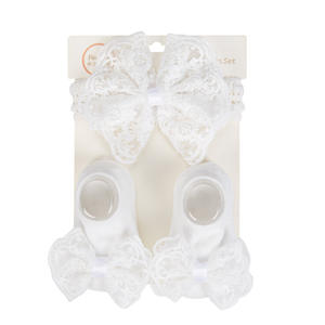 Set Tre Pezzi <span class=keywords><strong>per</strong></span> Neonati: Fascia <span class=keywords><strong>per</strong></span> <span class=keywords><strong>Capelli</strong></span> con Fiocco, Calzini Antiscivolo e Fascia <span class=keywords><strong>per</strong></span> <span class=keywords><strong>Capelli</strong></span> in Pizzo Traforato Traspirante - Product Image 6