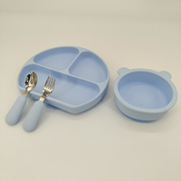 Ensemble de vaisselle en silicone pour bébé, vente en gros directe usine, assiette compartimentée monobloc, bol à ventouse en forme d'ours pour enfants, fourchette et cuillère pour bébé