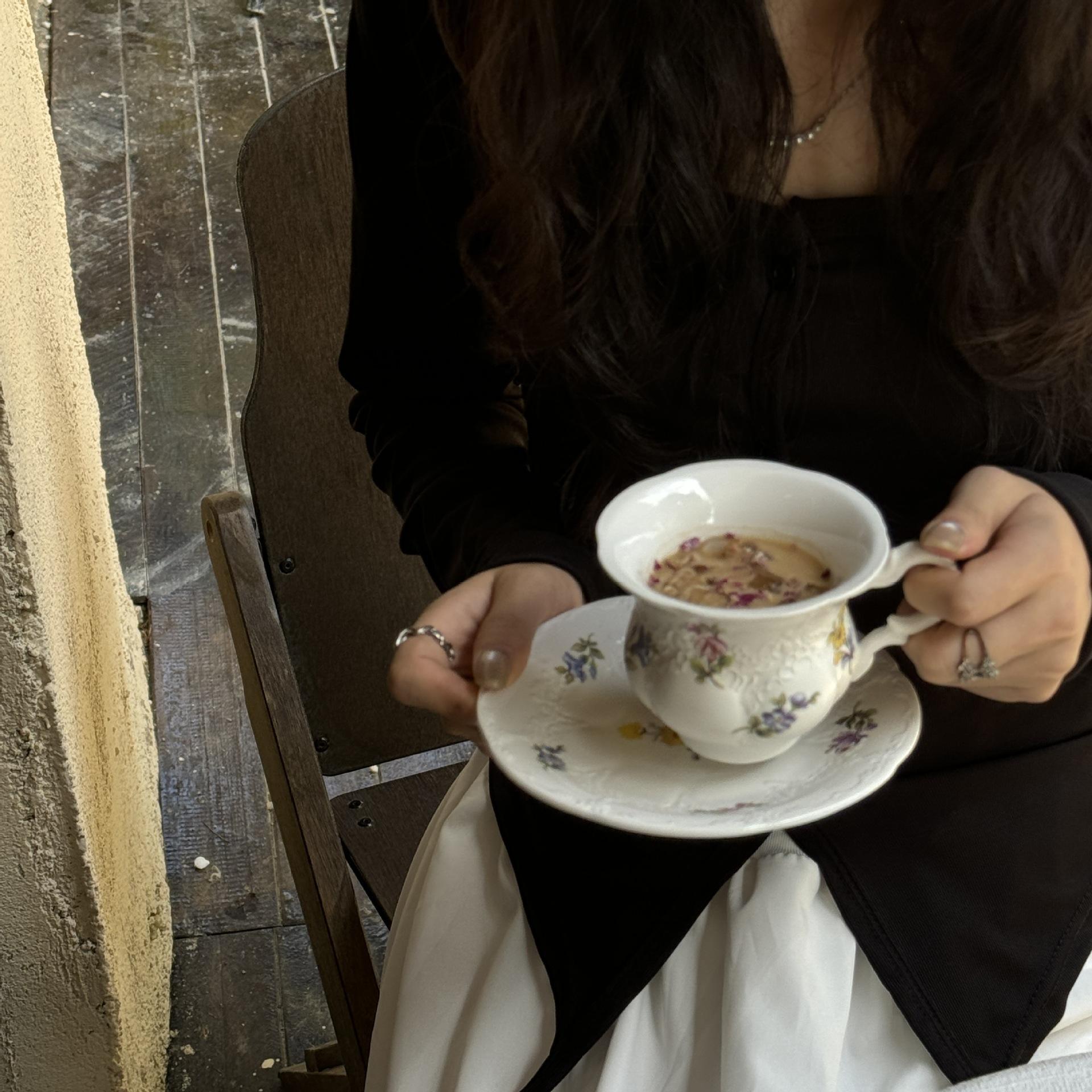 Tasse et soucoupe en céramique