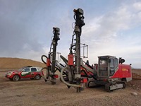 Minería de orugas integrada todo en uno totalmente hidráulica DTH para roca 30m 264kw GIA plataforma de perforación con compresor de aire
