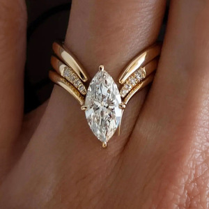 Anello di Fidanzamento con Diamante Sintetico a Forma di V, Design Marquise, Gioiello Artigianale per Donne, Stile Futuristico, Tendenza Minimalista - Product Image 1