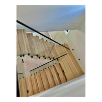Escalier flottant moderne sur mesure pour intérieur avec monopoutre, marches et garde-corps en verre LED