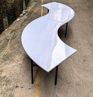 Tables pliantes serpentin en bois et PVC à prix de gros, idéales pour les mariages, les fêtes, les restaurants et les banquets.