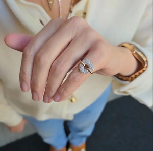 Bague en moissanite en promotion, argent 925, bijoux élégants et tendance pour femme, service de fabrication sur mesure disponible au meilleur prix - Product Image 1
