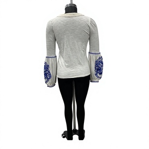 Chemise en coton blanc style bohème avec broderie bleue, manches bouffantes, col à nouer, coupe ample, top décontracté pour toutes les saisons - Product Image 2