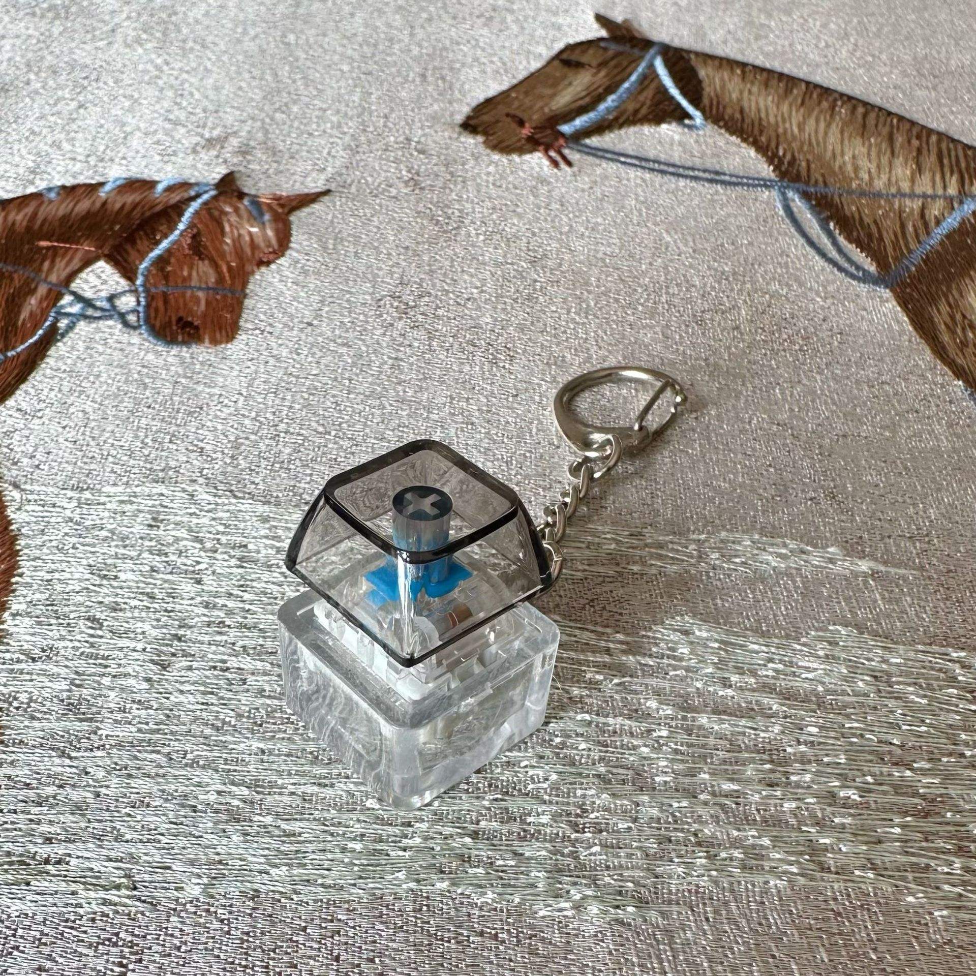 Coque à bouton unique-capuchon translucide noir-petite chaîne en D