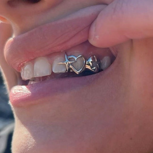 Grillz dentaire préfabriqué en laiton plaqué or 18 carats, style Hip Hop, argenté, 2 dents en forme d'étoile et de cœur - Product Image 1