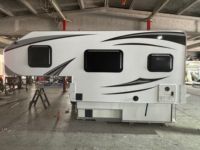 Module de camping rigide escamotable pour benne de pick-up, pour camping-cars, camping-car 4x4, camping en tout-terrain et voyages en camping-car
