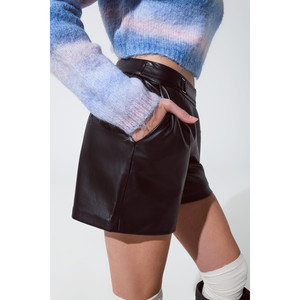 Pantaloncini corti in similpelle con dettaglio in vita - Product Image 1